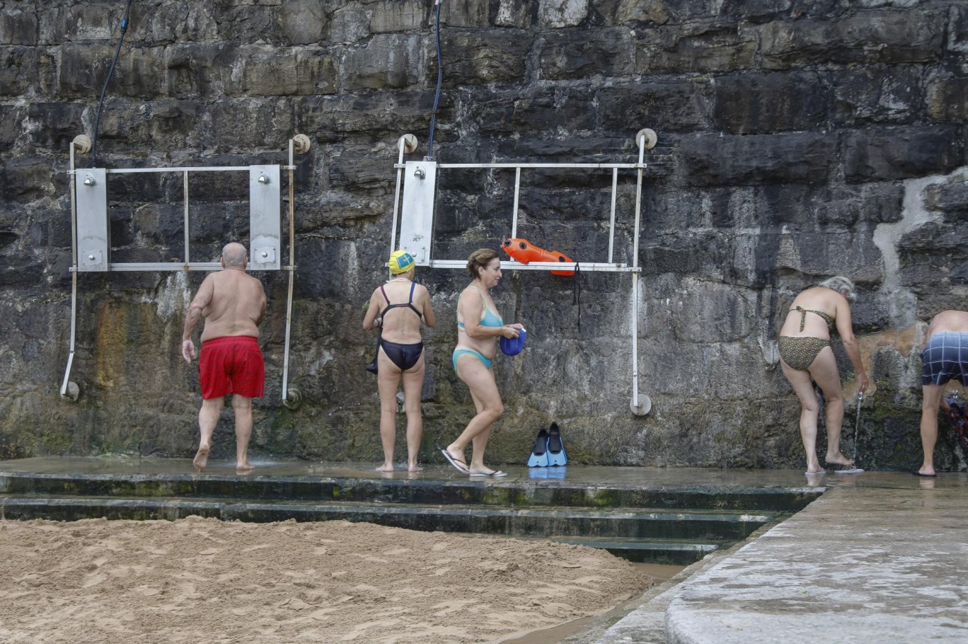 Duchas de La Escalerona, en la playa de San Lorenzo, donde solo funciona bien una. 