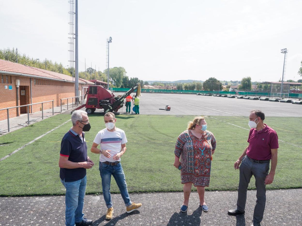 Autoridades municipales y del Club Los Campos ayer, en la visita . 