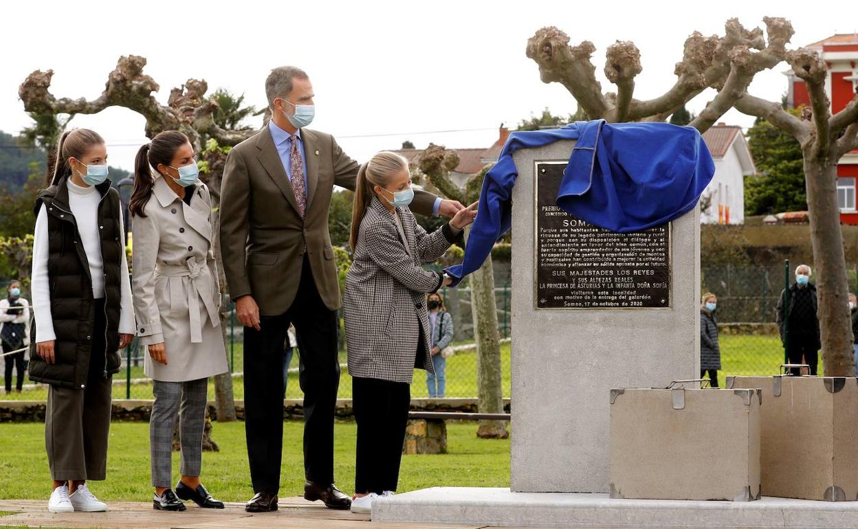 Don Felipe, doña Letizia y sus hijas, la Princesa Leonor y la Infanta Sofía, descubren una placa en honor a Somao, Pueblo Ejemplar de Asturias 2020, para conocer a sus gentes y su pasado indiano. 