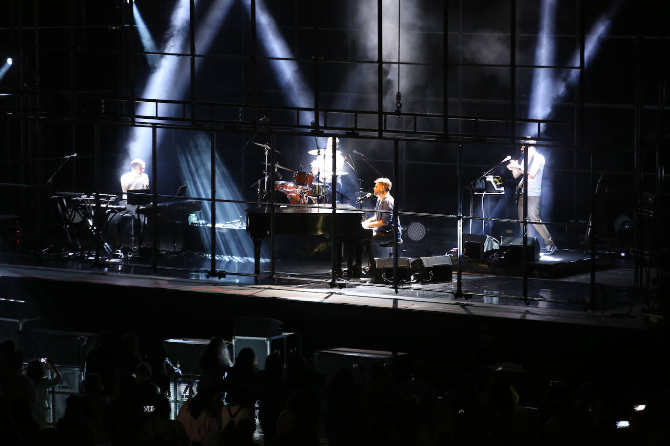 El cantautor malagueño Pablo López desplegó su talento para la canción romántica ante un público entregado en Avilés a los acordes de su gira Mayday & Stay Tour.