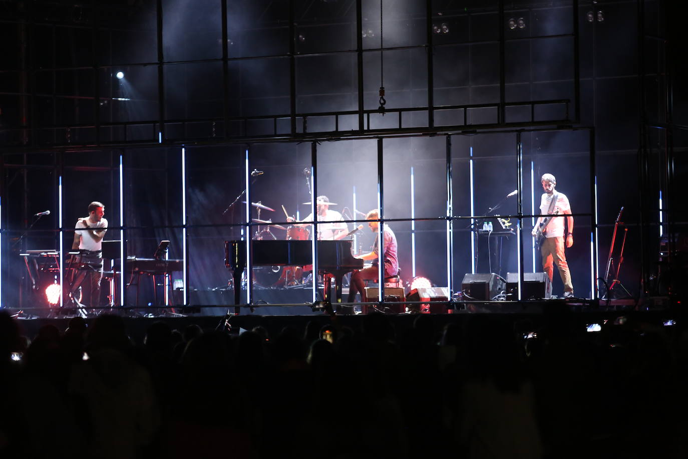 El cantautor malagueño Pablo López desplegó su talento para la canción romántica ante un público entregado en Avilés a los acordes de su gira Mayday & Stay Tour.