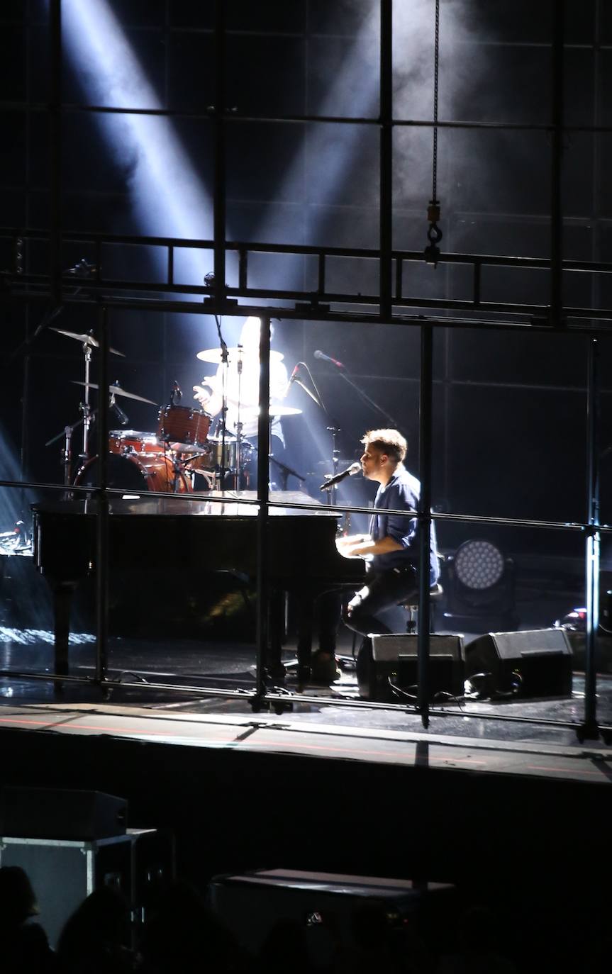El cantautor malagueño Pablo López desplegó su talento para la canción romántica ante un público entregado en Avilés a los acordes de su gira Mayday & Stay Tour.