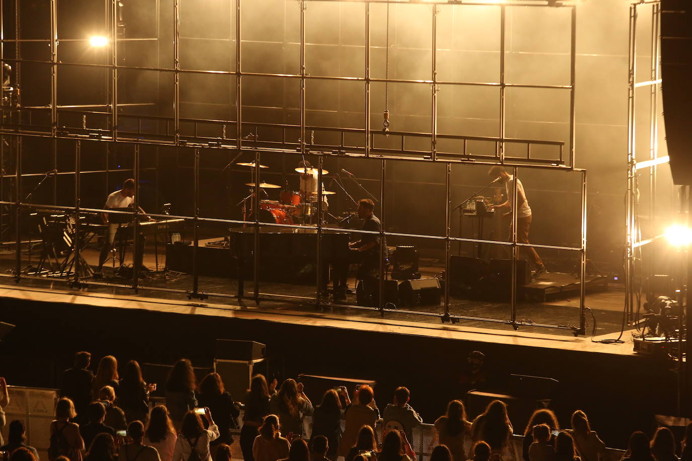 El cantautor malagueño Pablo López desplegó su talento para la canción romántica ante un público entregado en Avilés a los acordes de su gira Mayday & Stay Tour.