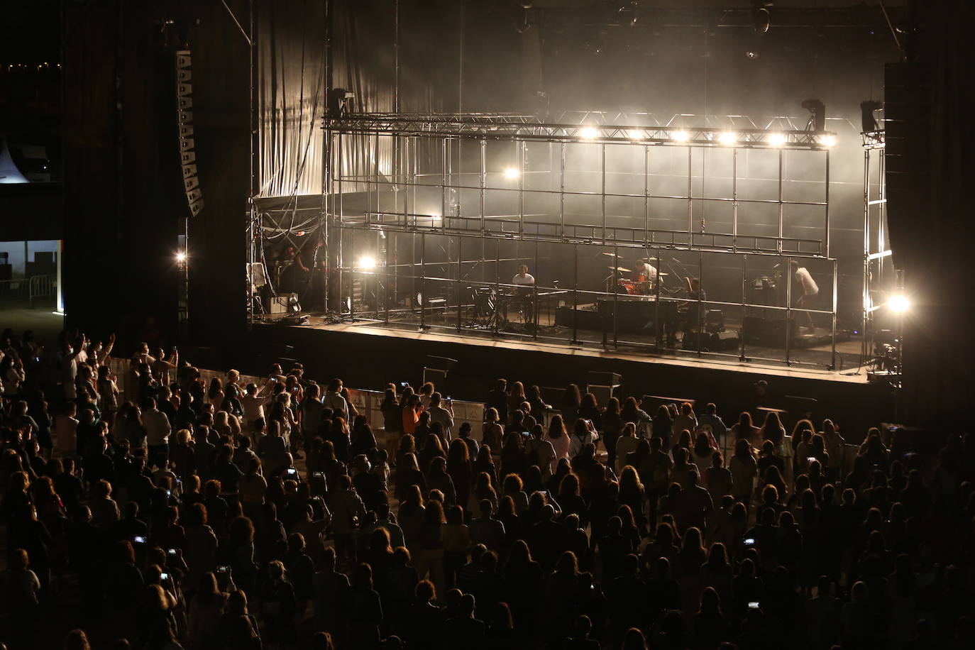 El cantautor malagueño Pablo López desplegó su talento para la canción romántica ante un público entregado en Avilés a los acordes de su gira Mayday & Stay Tour.