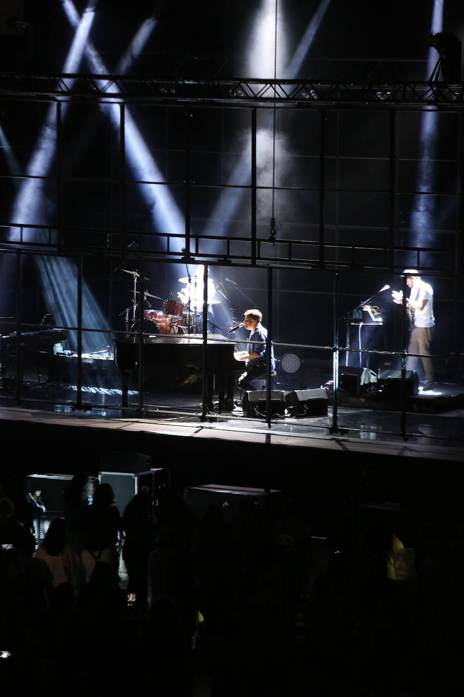 El cantautor malagueño Pablo López desplegó su talento para la canción romántica ante un público entregado en Avilés a los acordes de su gira Mayday & Stay Tour.