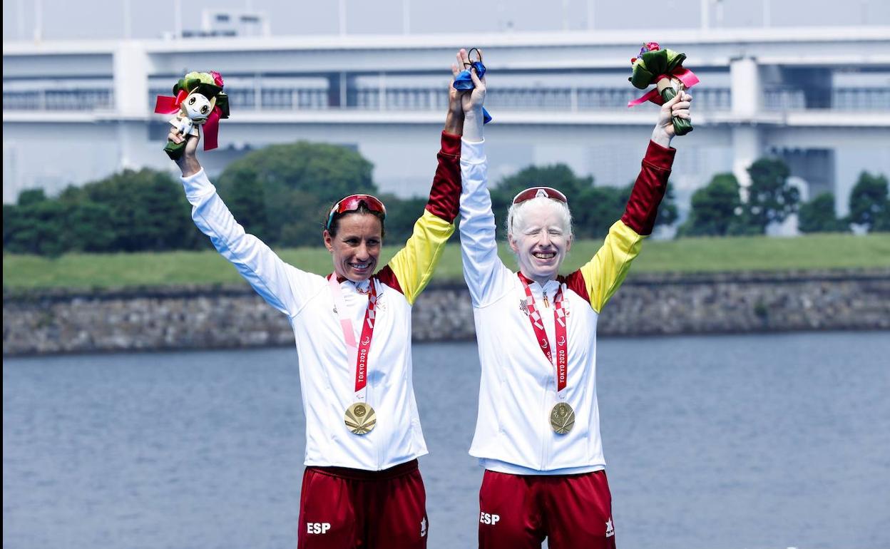 Sara Loehr y Susana Rodríguez celebran su medalla de oro en los Juegos Paralímpicos de Tokio 2020.