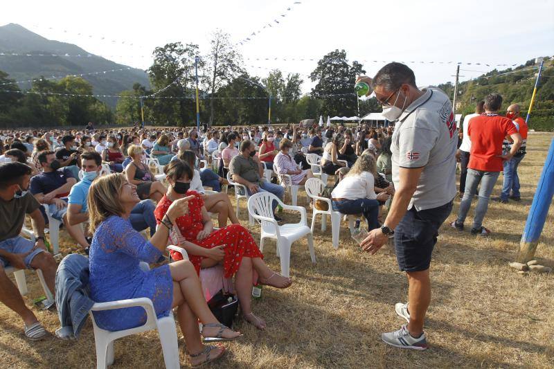 El cómico asturiano organiza su nuevo espectáculo 'En demasía Prau Festival'. El resultado es lo más parecido a una fiesta de prao que se ha celebrado en mucho tiempo. Sus asistentes escanciaron sidra y no pararon de reír con Joaquín Pajarón.