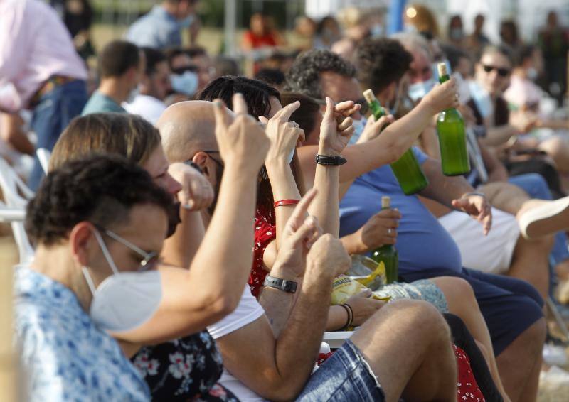 El cómico asturiano organiza su nuevo espectáculo 'En demasía Prau Festival'. El resultado es lo más parecido a una fiesta de prao que se ha celebrado en mucho tiempo. Sus asistentes escanciaron sidra y no pararon de reír con Joaquín Pajarón.