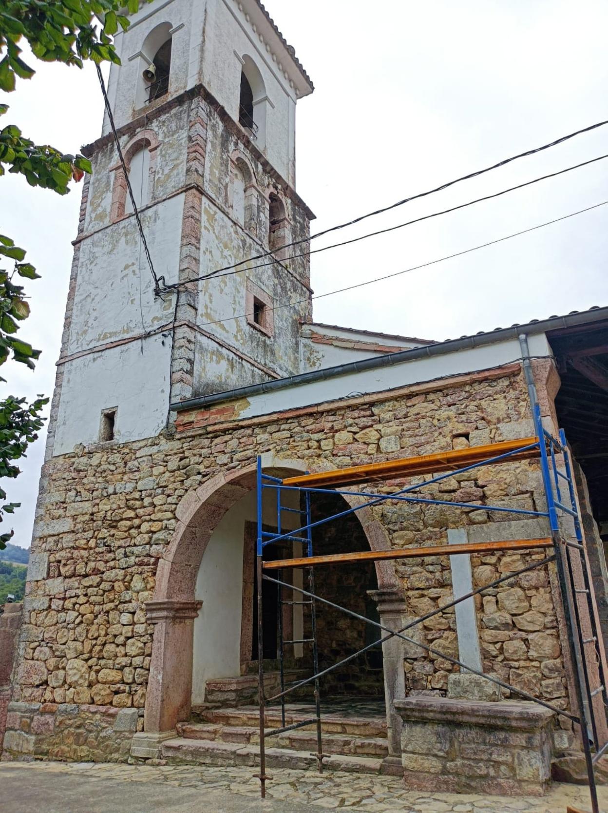 Aspecto de la iglesia tras retirar el recubrimiento de la piedra. 
