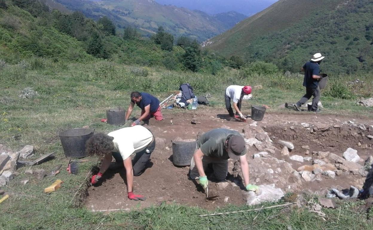 Trabajos arqueológicos en la braña de los Fuexos en Belmonte.