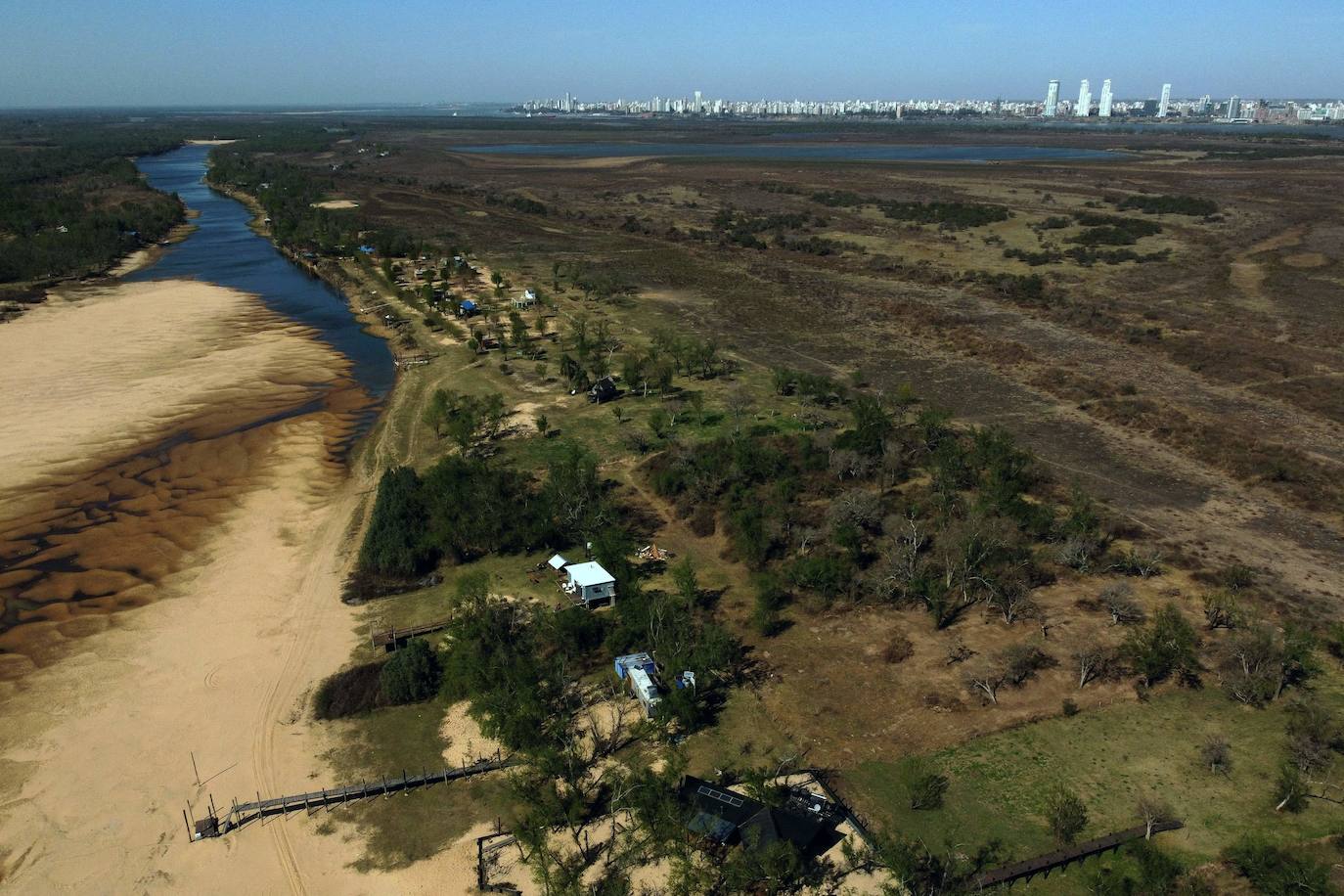 El río Paraná, que atraviesa Brasil, Paraguay y Argentina, está sufriendo este 2021 su peor bajada en más de medio siglo.