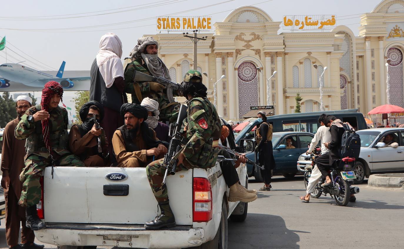 El último avión de EE UU en Kabul ya ha abandonado el aeropuerto poniendo fin así a veinte años de las tropas estadounidenses en Afganistán. Ahora, los talibanes campan a sus anchas por el aeropuerto 