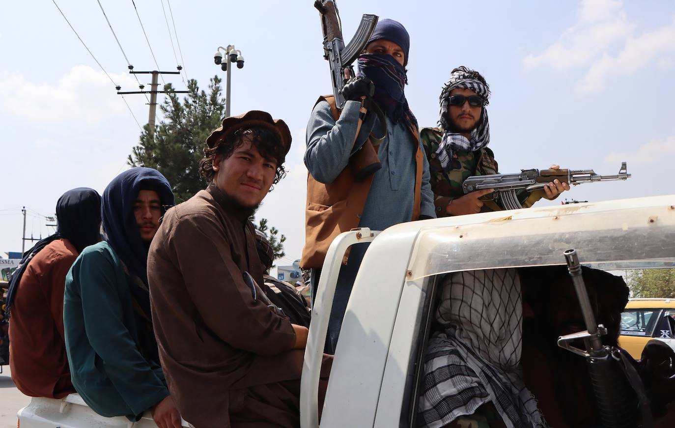 El último avión de EE UU en Kabul ya ha abandonado el aeropuerto poniendo fin así a veinte años de las tropas estadounidenses en Afganistán. Ahora, los talibanes campan a sus anchas por el aeropuerto 