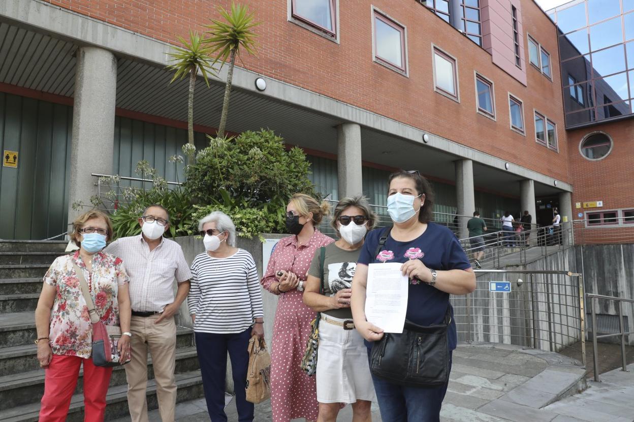Rosa Pérez, Rufino Álvarez, Margarita Simón, Ana Palacio, Ángeles Trabanco e Isabel Carrio, vecinos afectados, con los papeles de la denuncia frente a la comisaría de la Policía Nacional. 