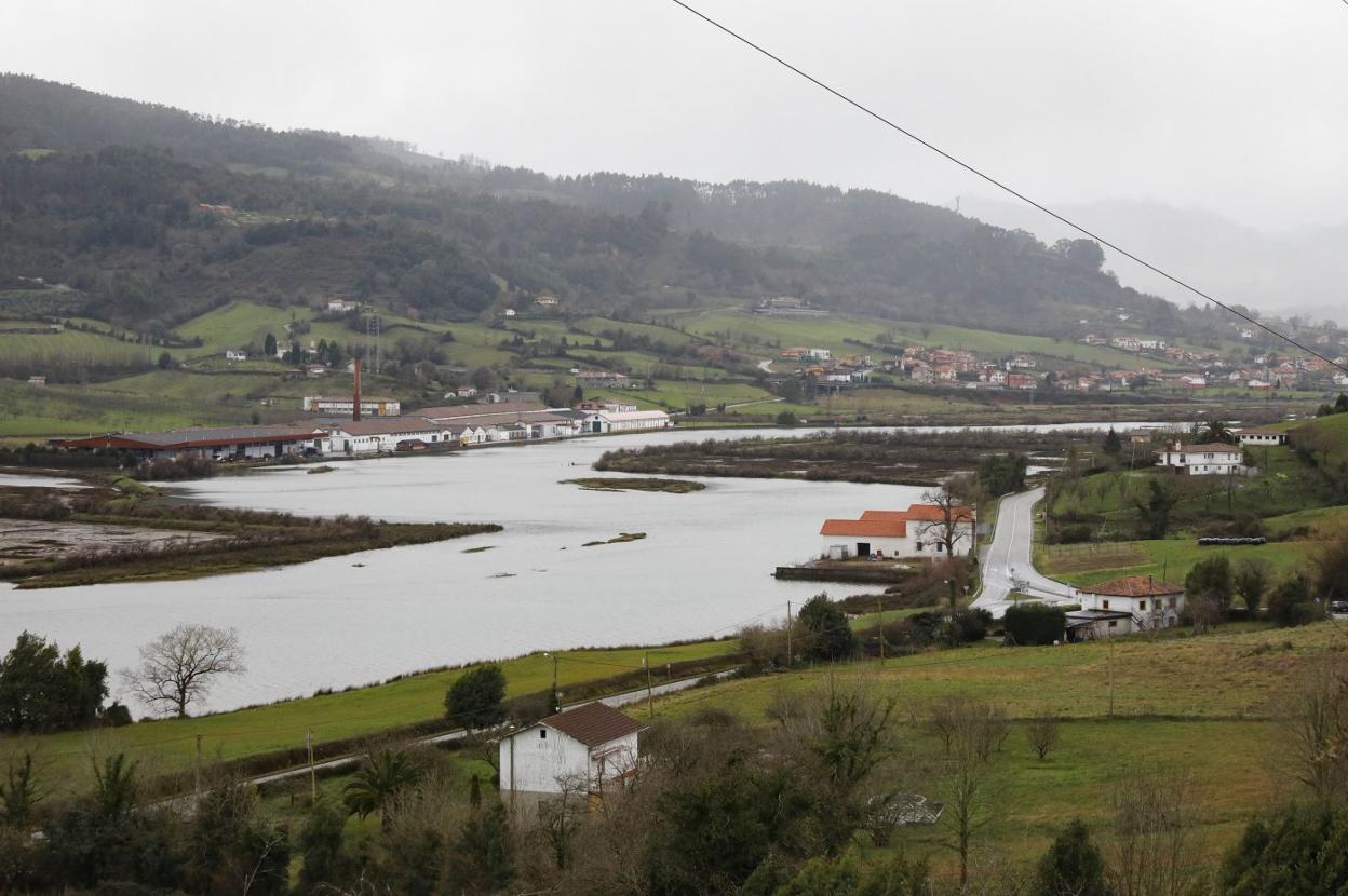 La ría de Villaviciosa desde la margen izquierda, por donde discurrirá el saneamiento. 