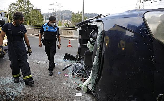 El conductor tuvo que ser excarcelado del turismo