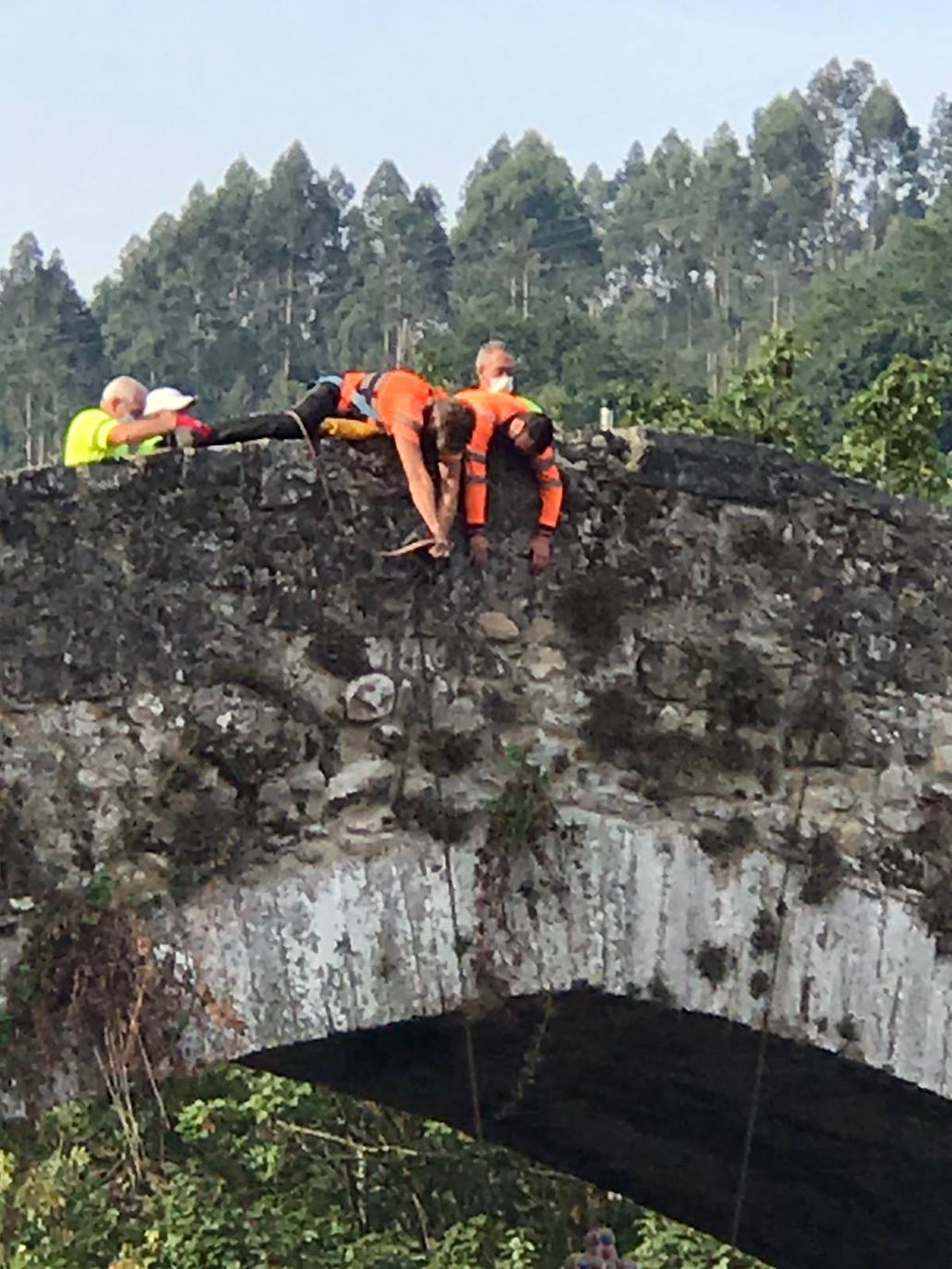 A primera hora de la mañana, operarios del Ayuntamiento procedieron a colocar y asegurar la Cruz de la Victoria del Puente Romano de Cangas de Onís