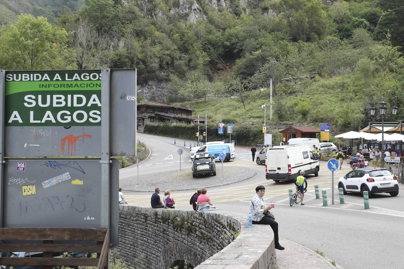 Miles de aficionados, asturianos y turistas, animan el recorrido Unquera-Lagos