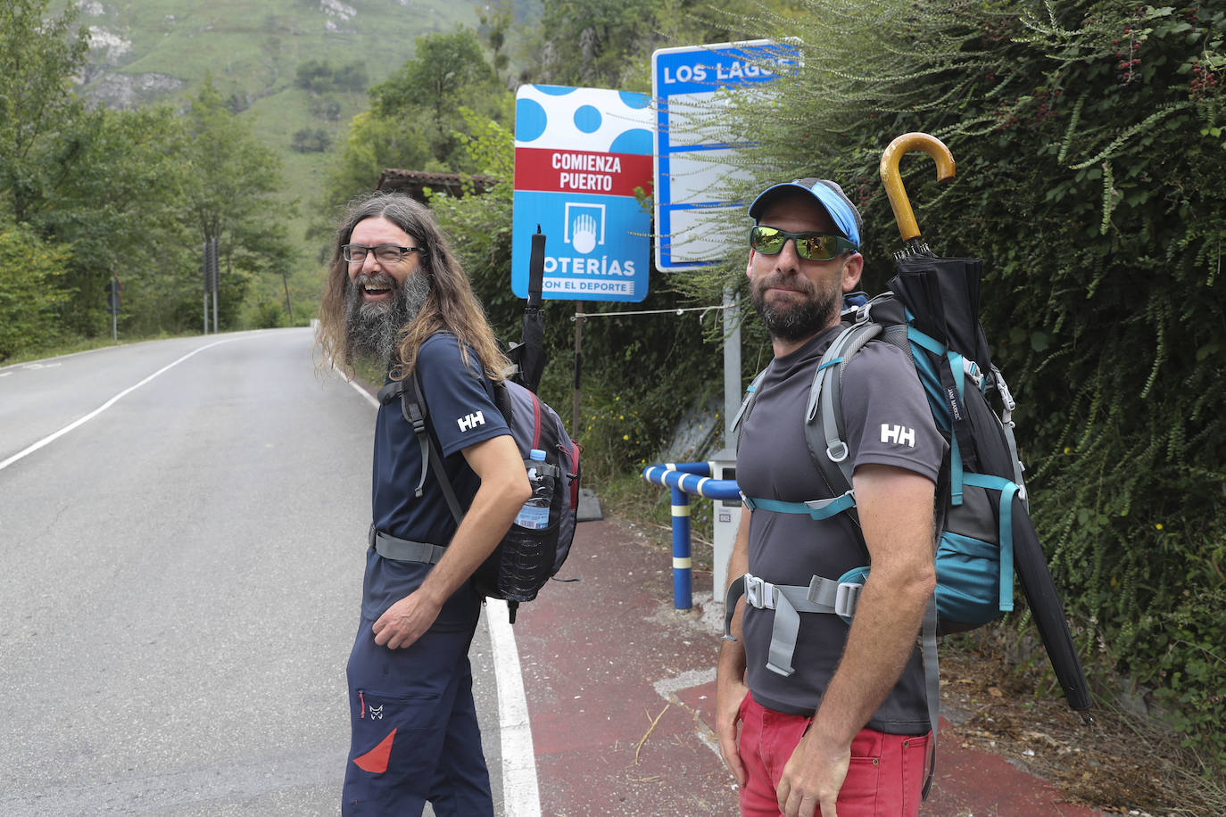 Miles de aficionados, asturianos y turistas, animan el recorrido Unquera-Lagos