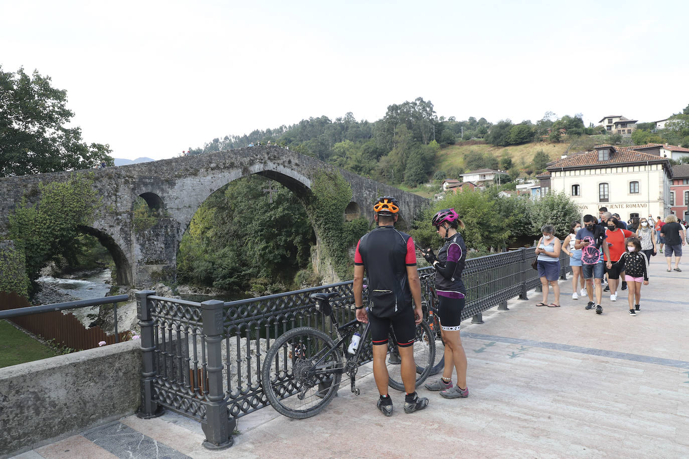 Miles de aficionados, asturianos y turistas, animan el recorrido Unquera-Lagos