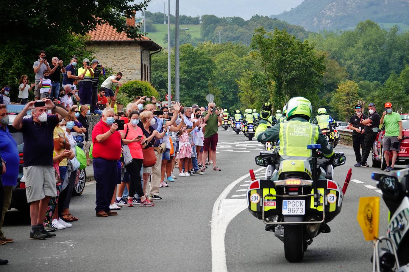 Miles de aficionados, asturianos y turistas, animan el recorrido Unquera-Lagos