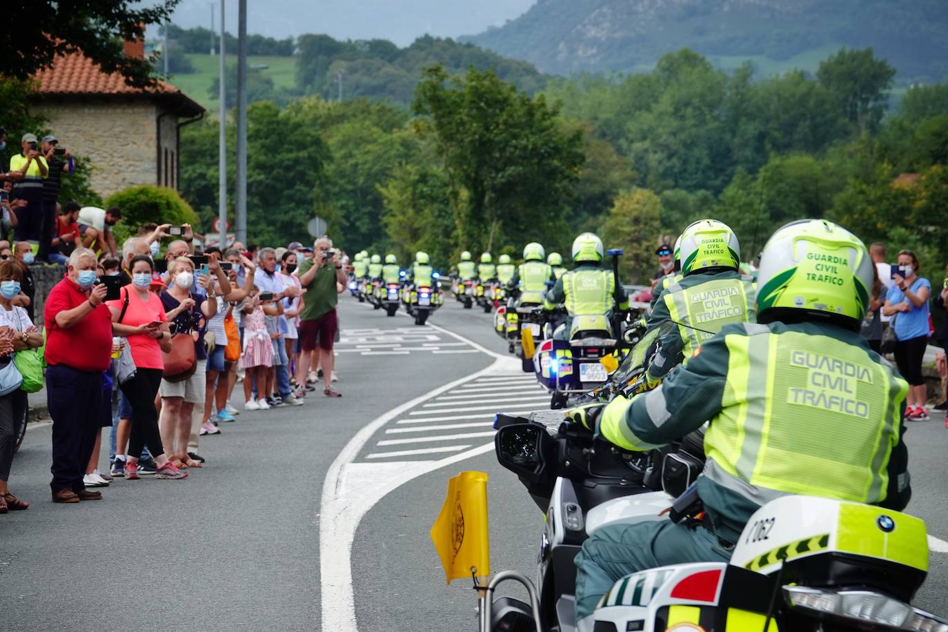 Miles de aficionados, asturianos y turistas, animan el recorrido Unquera-Lagos