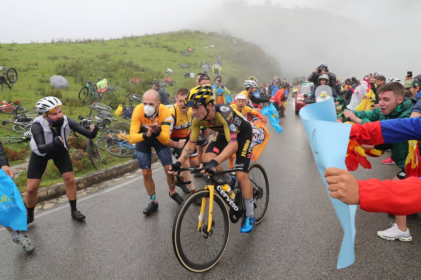 Fotos: Lección de Roglic en los Lagos, que recupera la camiseta roja