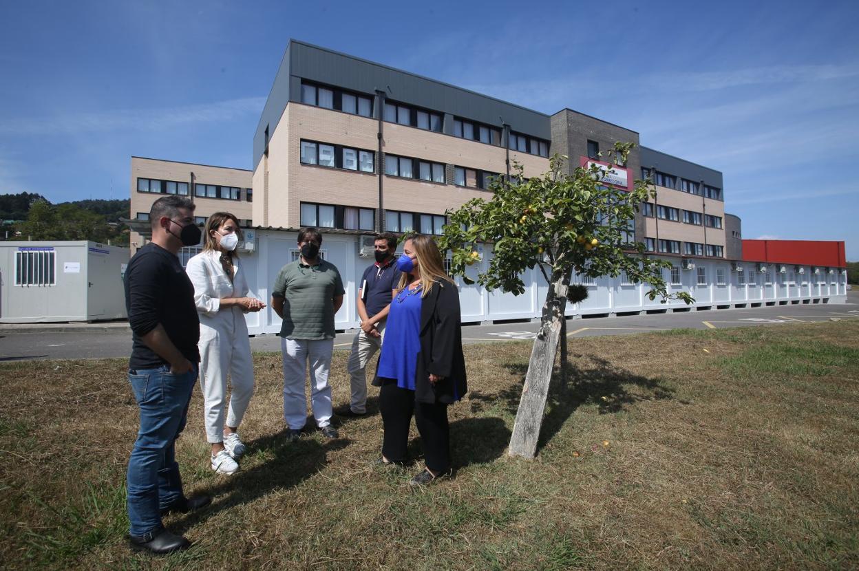 De izquierda a derecha, Francisco de Asís, Elena Arango, Antonio Cuartas, Joaquín Moya y Lydia Espina, en el IES de La Corredoria. 