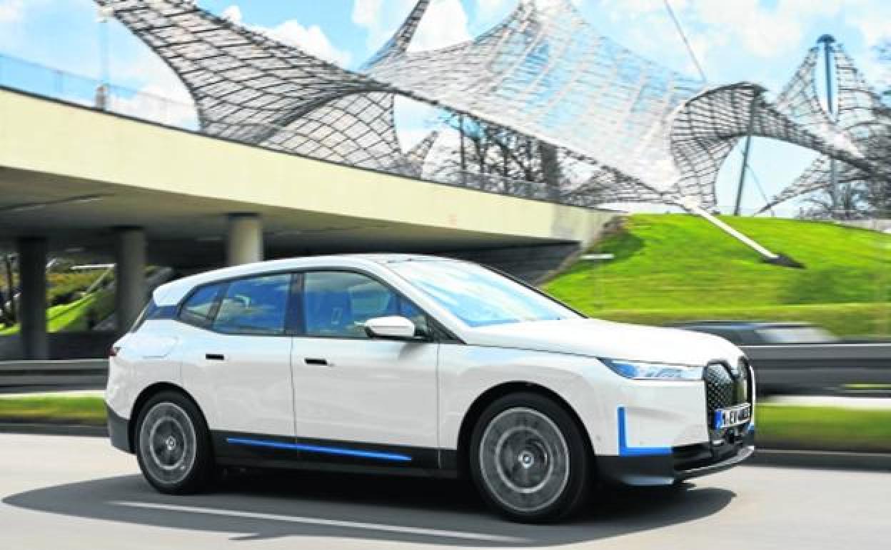 El BMW iX utiliza dos motores eléctricos que ofrecen una potencia de 385 kW, equivalentes a 523 CV. 