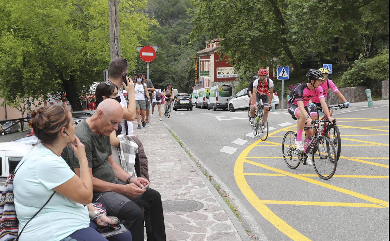 Asturias da la bienvenida al pelotón