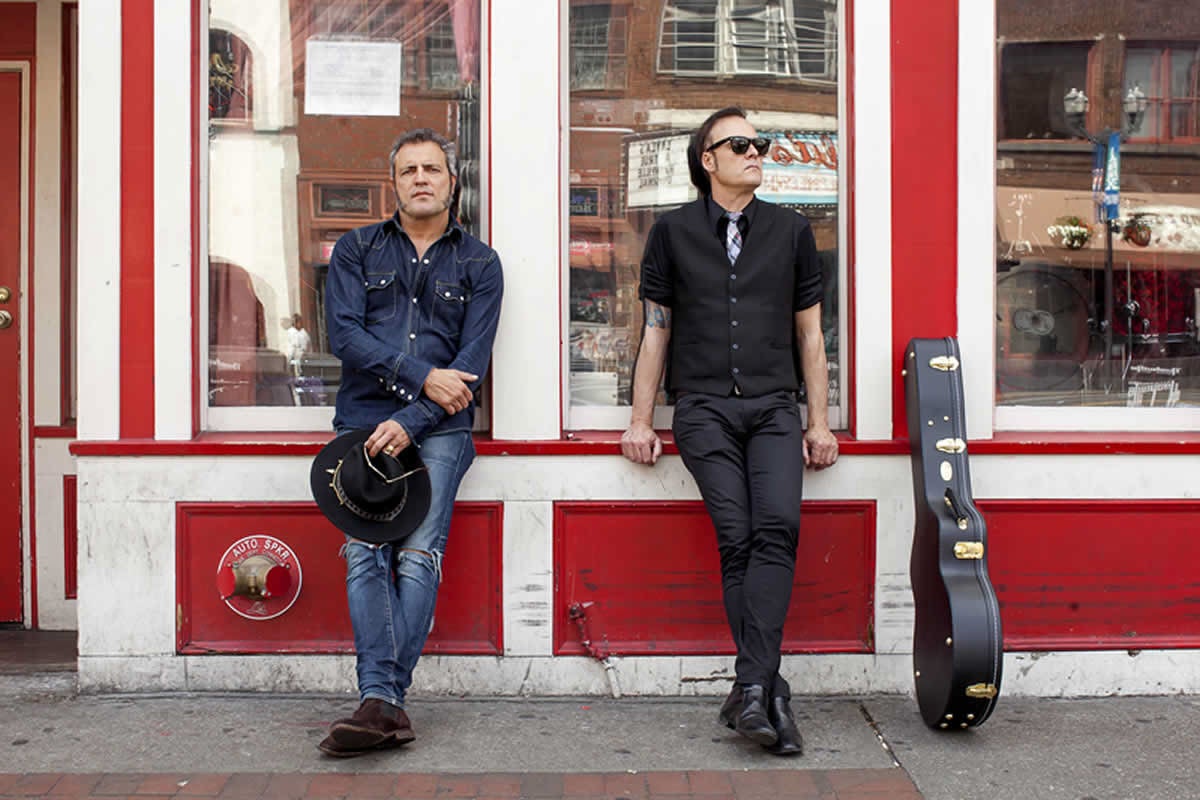 M Clan, grupo de rock español formado por Carlos Tarque y Ricardo Ruipérez.