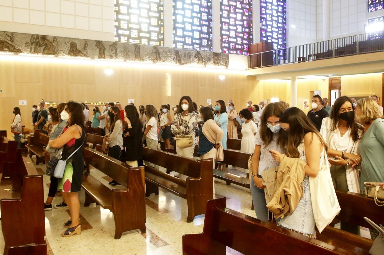 El equipo docente del Corazón de María de Gijón, ayer, en la misa de inicio de curso. 