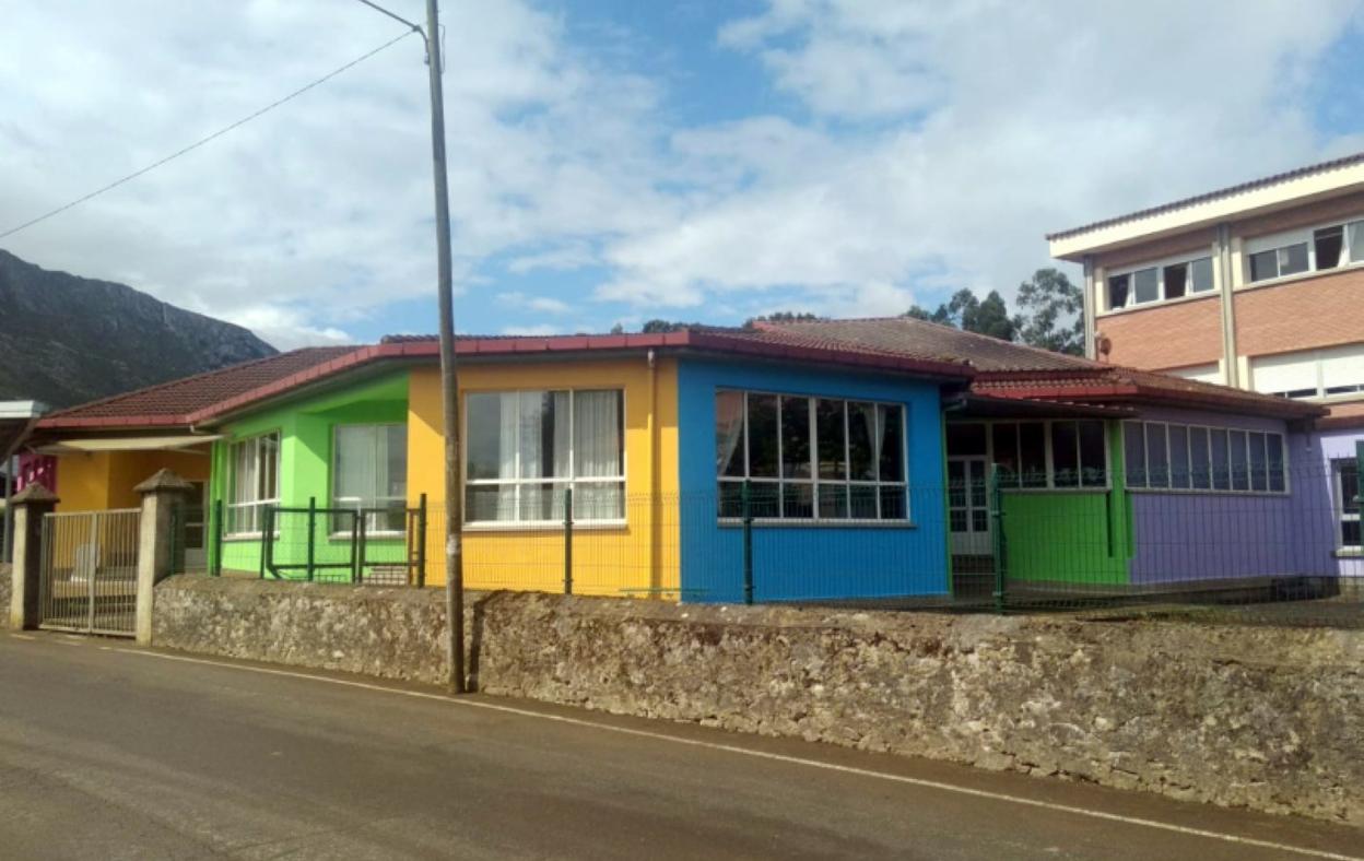 La fachada del colegio Valdellera, con la nueva capa de pintura. 