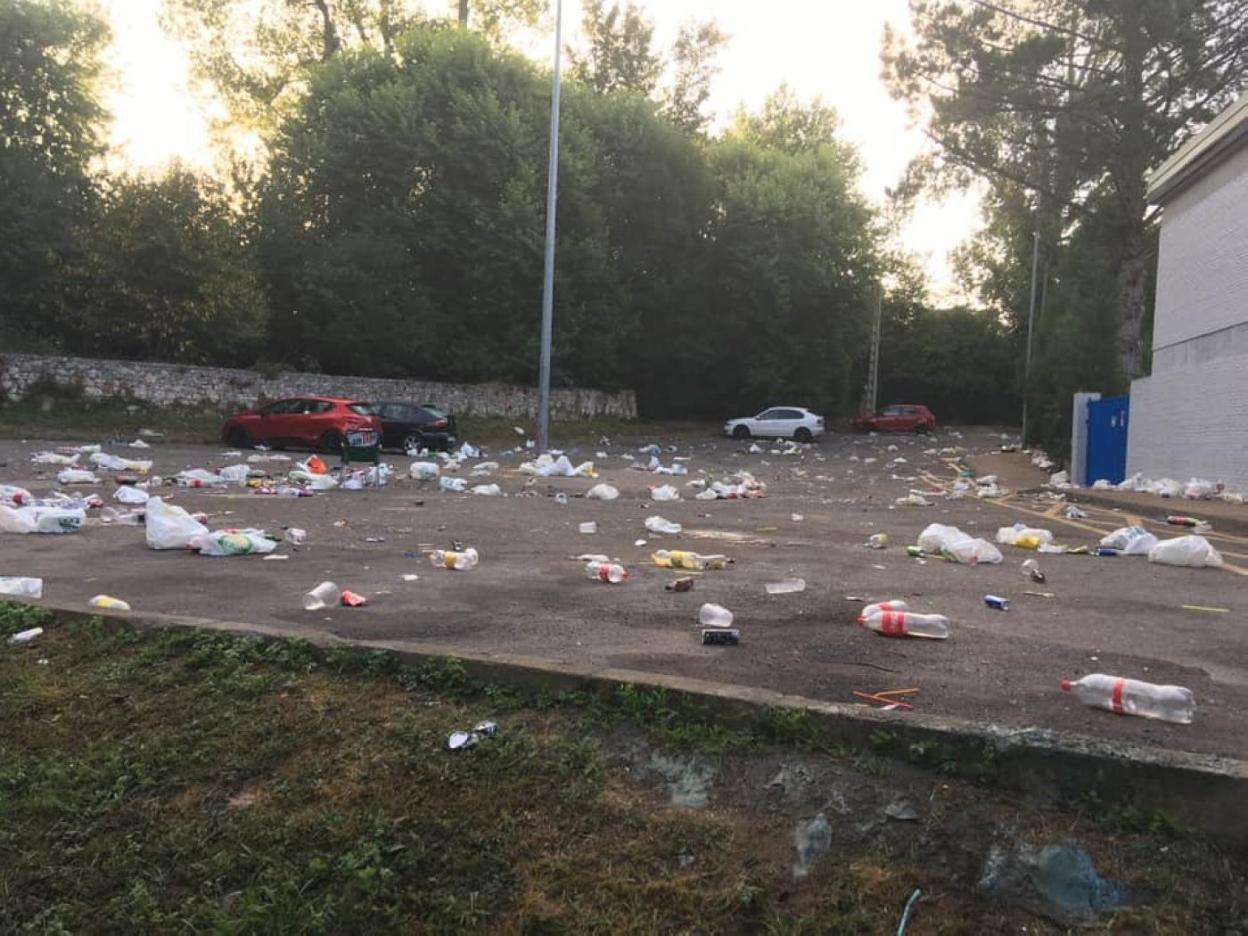 Así terminó un aparcamiento de Lugones después de los botellones que se realizaron por Santa Isabel. 