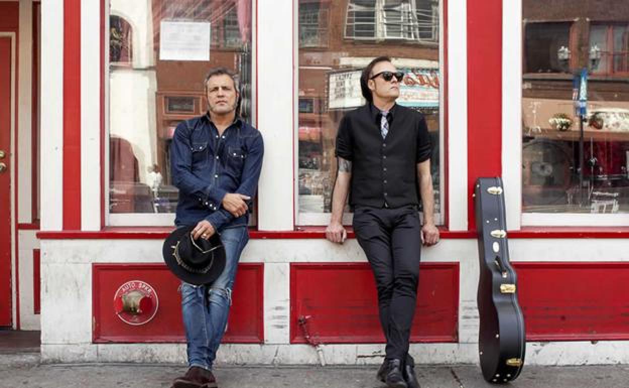 M Clan, grupo español de rock formado por Carlos Tarque y Ricardo Ruipérez.