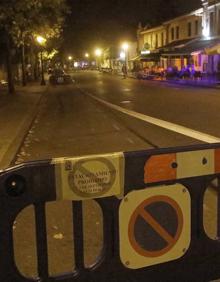 Imagen secundaria 2 - Control en la carretera de Somió a la altura de la zona de ocio. | Aspecto de Dionisio Cifuentes a las once y media de la noche. | Varios jóvenes se dispersan en sentido hacia La Guía. 