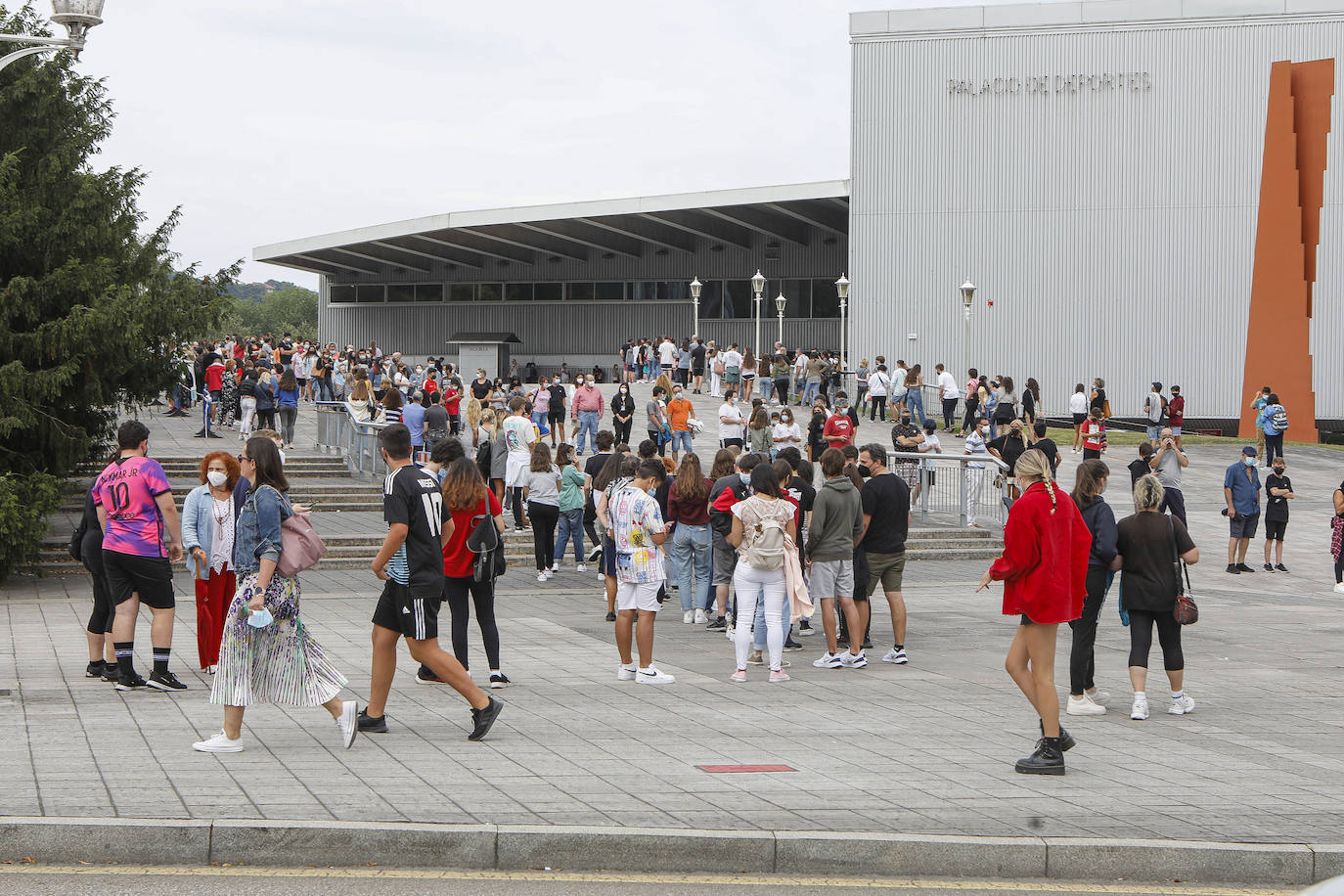 Miles de personas acudieron el jueves al llamamiento sin cita previa del Principado para recibir la dosis contra la covid en los distintos puntos habilitados en la región. En Gijón las colas en el Palacio de Deportes de Gijón dieron la vuelta al recinto. En los momentos de mayor afluencia, la espera para recibir la dosis se prolongó hasta las tres horas. 