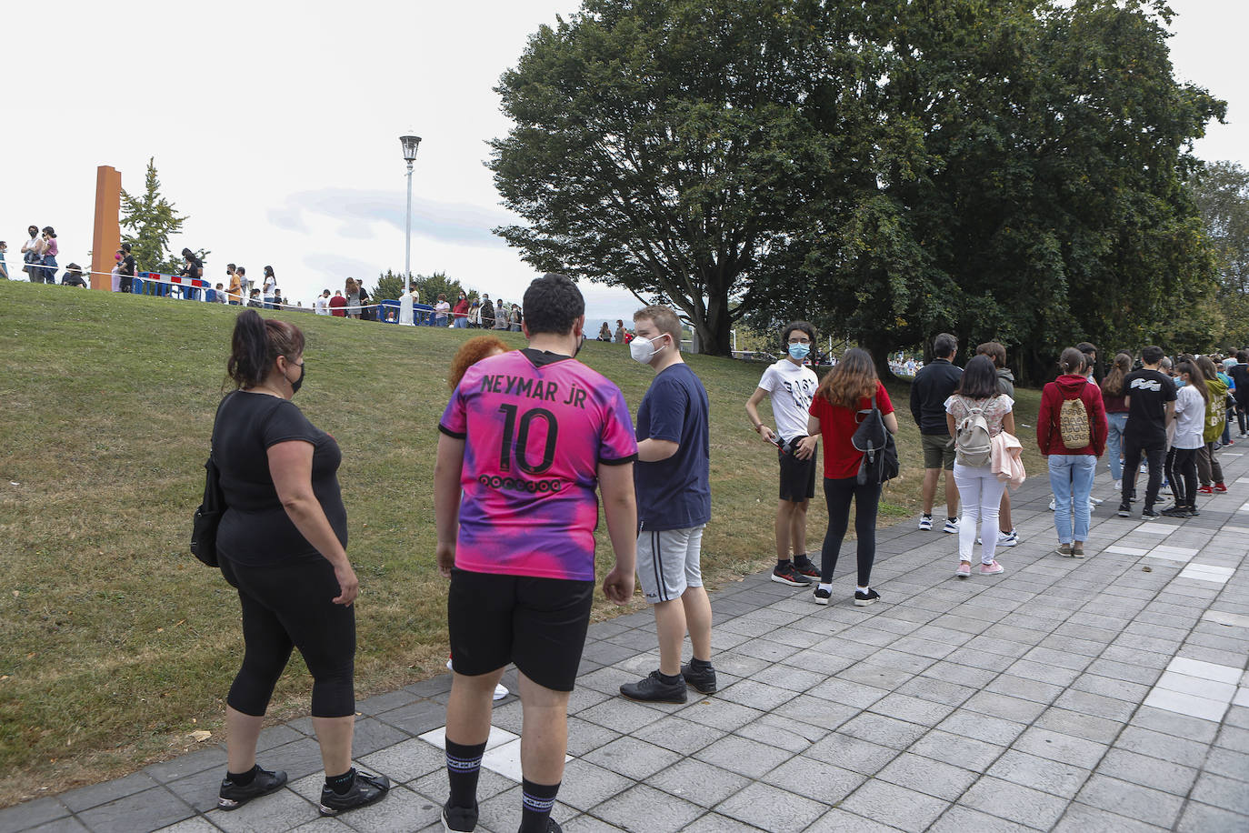 Miles de personas acudieron el jueves al llamamiento sin cita previa del Principado para recibir la dosis contra la covid en los distintos puntos habilitados en la región. En Gijón las colas en el Palacio de Deportes de Gijón dieron la vuelta al recinto. En los momentos de mayor afluencia, la espera para recibir la dosis se prolongó hasta las tres horas. 