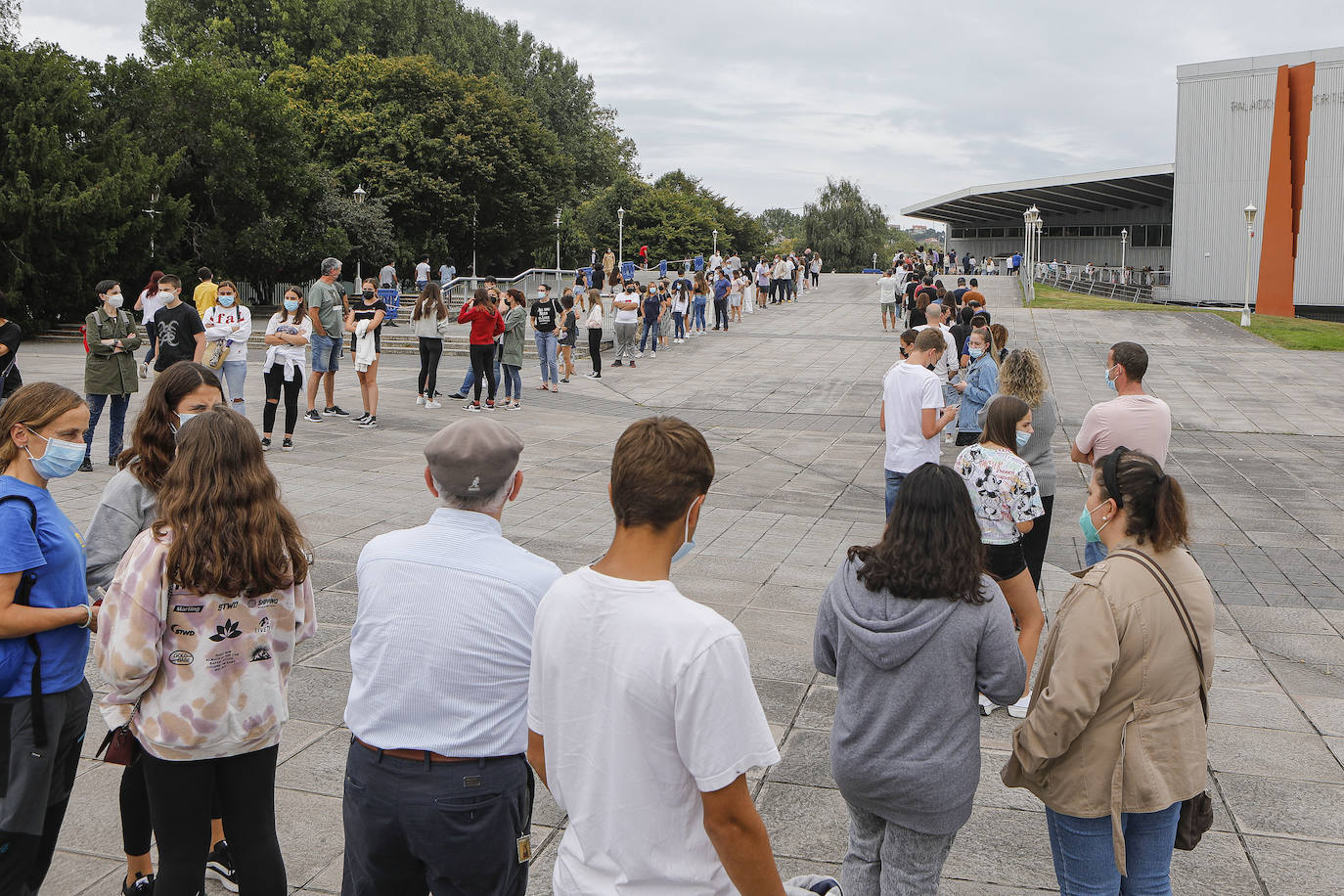 Miles de personas acudieron el jueves al llamamiento sin cita previa del Principado para recibir la dosis contra la covid en los distintos puntos habilitados en la región. En Gijón las colas en el Palacio de Deportes de Gijón dieron la vuelta al recinto. En los momentos de mayor afluencia, la espera para recibir la dosis se prolongó hasta las tres horas. 