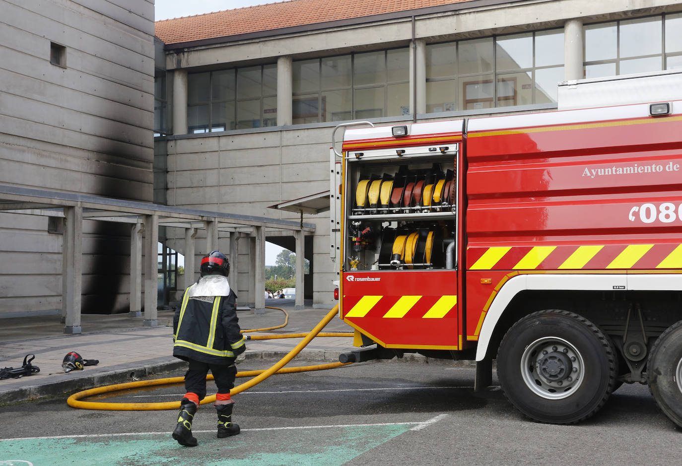 Fotos: El fuego devora el coche de la EPI y su garaje