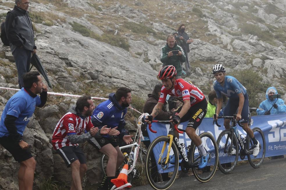 Los aficionados animan a Roglic y Enric Mas, tras Miguel Ángel López, a quinientos metros de la línea de meta.
