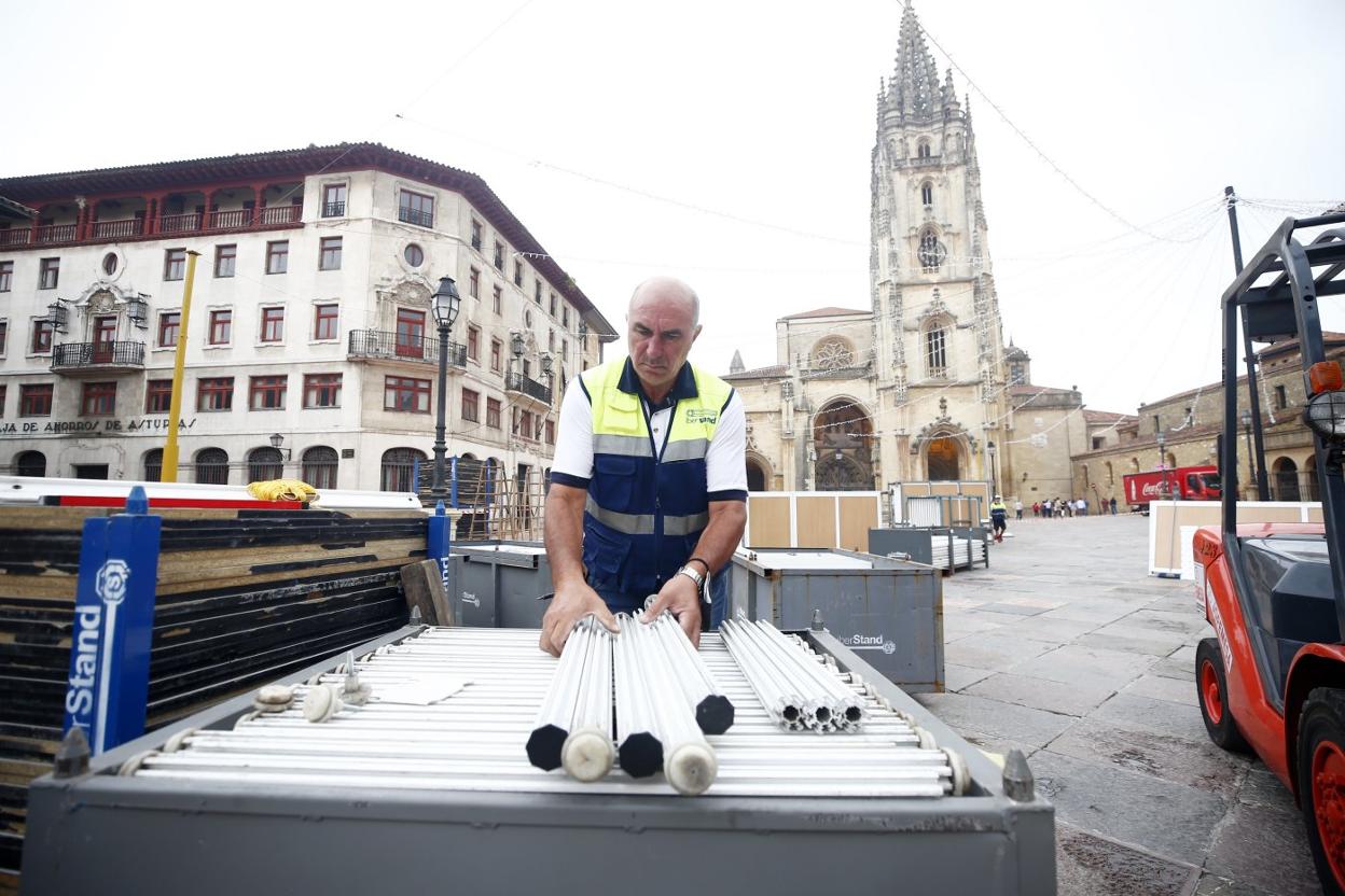 Un trabajador en las labores para instalar las casetas hosteleras ayer en la plaza de la Catedral. 