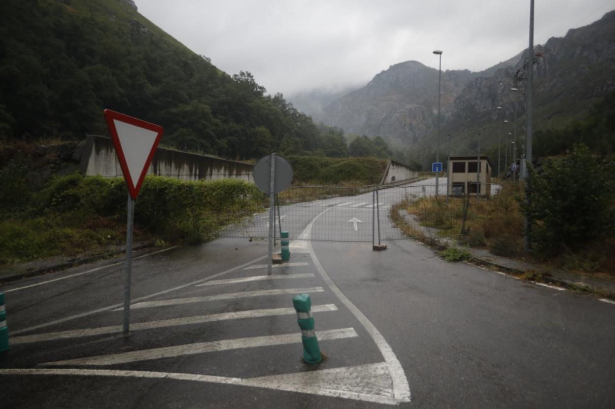 Acceso cerrado al polígono industrial de Comillera, que llegó a tener tres parcelas reservadas para una embotelladora de agua. 