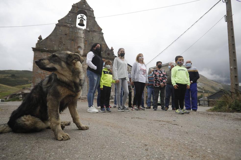 Los vecinos se reunieron delante de la iglesia para brindar y festejar que, por fin, lo habían conseguido. 