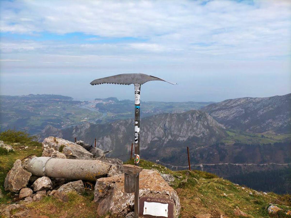 Vistas a la costa desde la cumbre del  Pico Mofrechu .