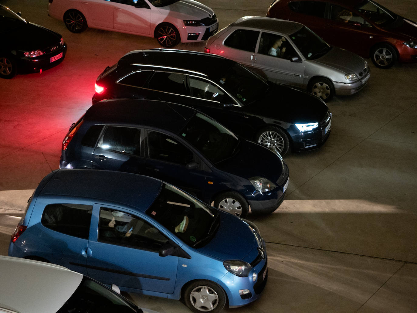 Ochenta vehículos llenaron el aforo de la plaza del centro cultural para ver 'Fast and Furious 9', la primera proyección de un ciclo de ocho películas