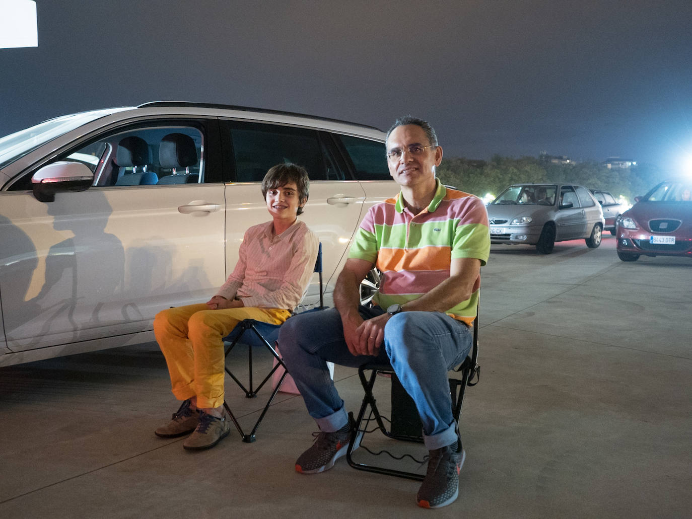 Ochenta vehículos llenaron el aforo de la plaza del centro cultural para ver 'Fast and Furious 9', la primera proyección de un ciclo de ocho películas