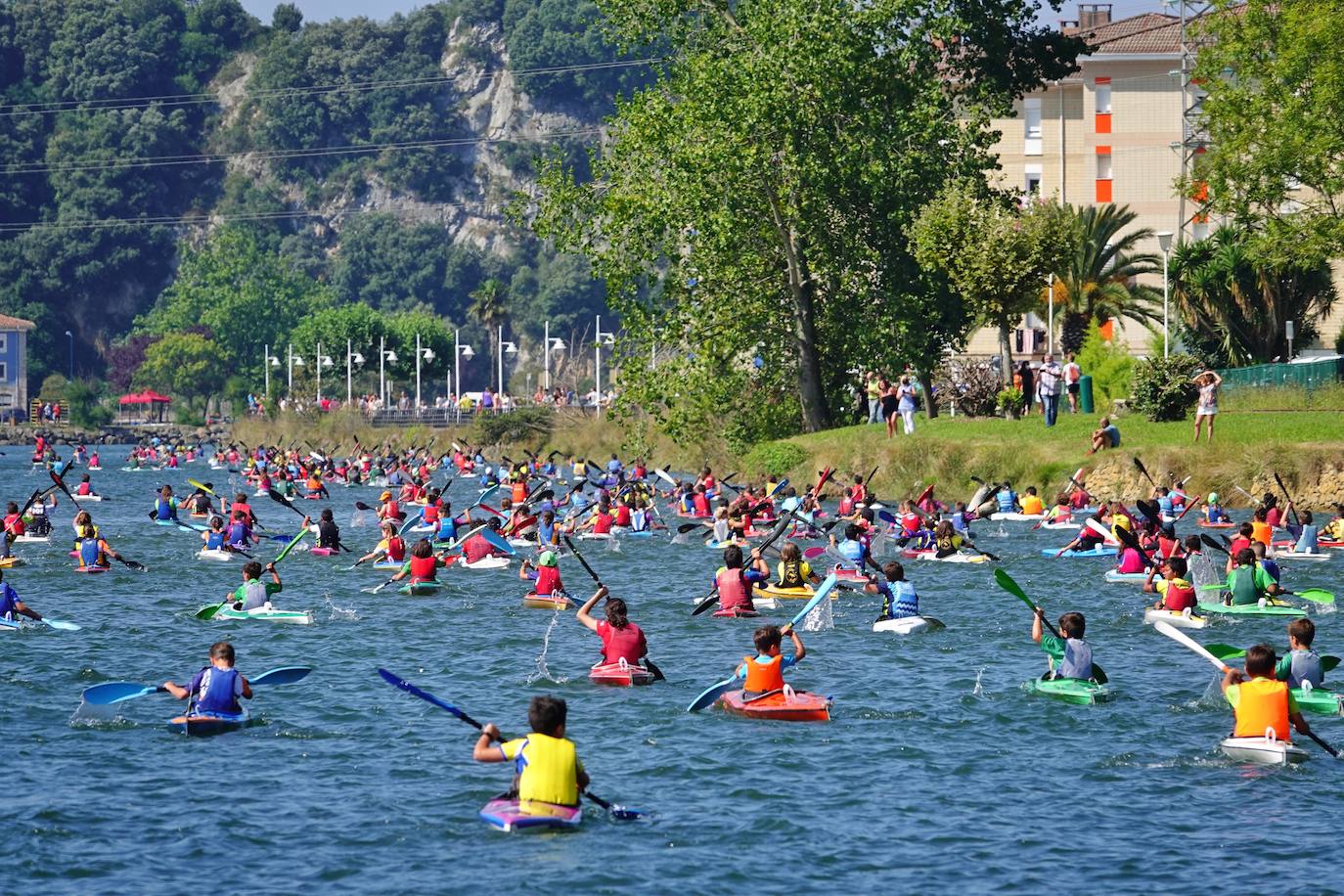 El Sella acoge este fin de semana dos pruebas deportivas. Este sábado se ha disputado el X Mini-Sella, la prueba abierta para las categorías que no pueden participar en el Descenso Internacional del Sella. Además, el domingo será turno para el XXII Descenso Adaptado del Sella con salida en Arriondas y descanso en Llordón