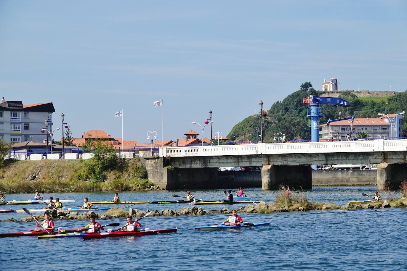 El Sella acoge este fin de semana dos pruebas deportivas. Este sábado se ha disputado el X Mini-Sella, la prueba abierta para las categorías que no pueden participar en el Descenso Internacional del Sella. Además, el domingo será turno para el XXII Descenso Adaptado del Sella con salida en Arriondas y descanso en Llordón