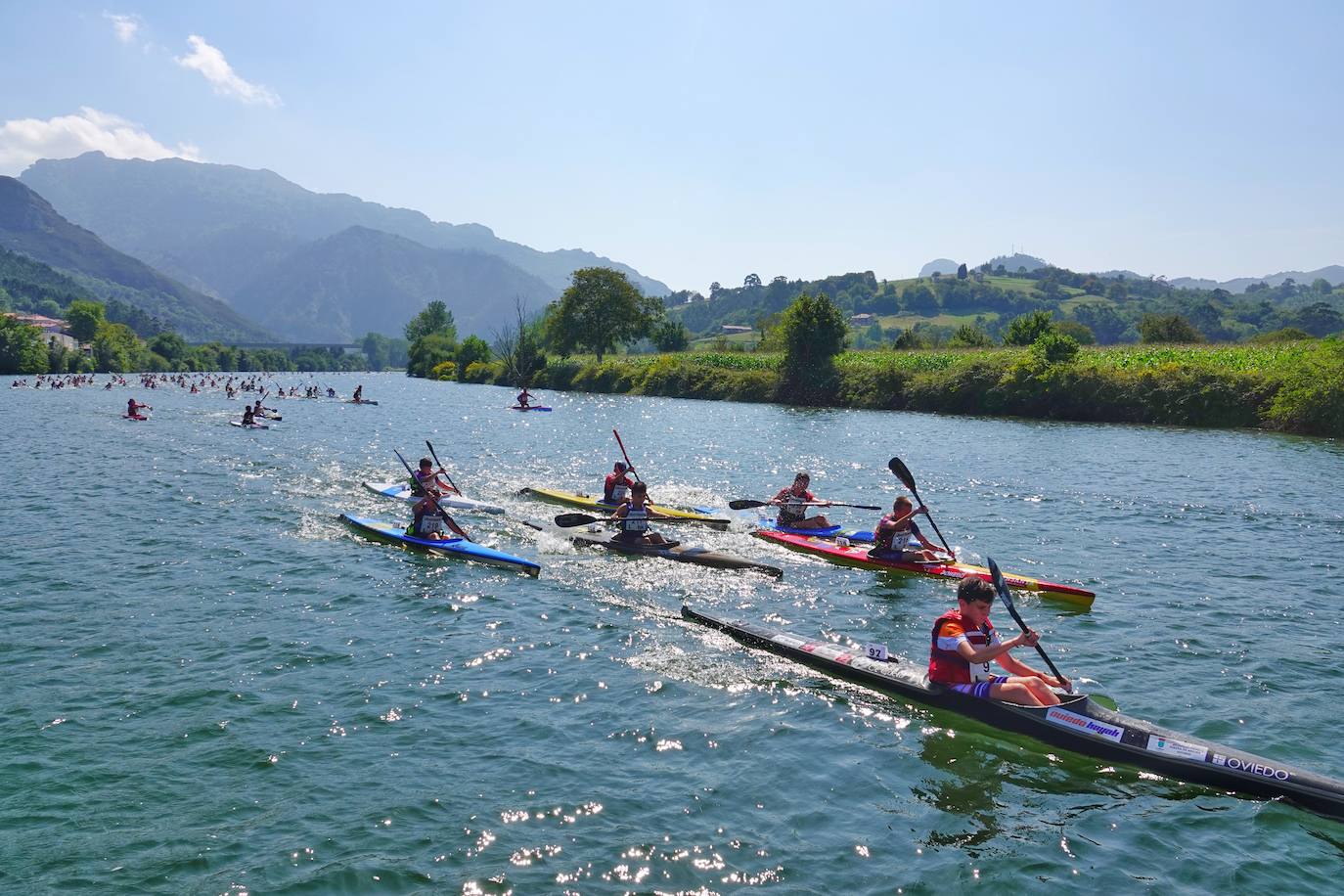 El Sella acoge este fin de semana dos pruebas deportivas. Este sábado se ha disputado el X Mini-Sella, la prueba abierta para las categorías que no pueden participar en el Descenso Internacional del Sella. Además, el domingo será turno para el XXII Descenso Adaptado del Sella con salida en Arriondas y descanso en Llordón